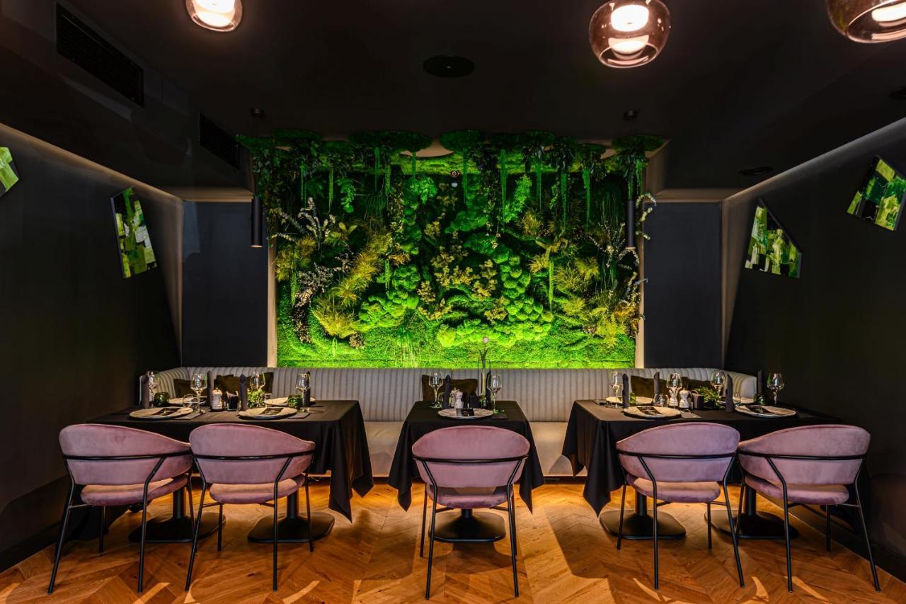 B The Hotel Sfantu Gheorghe  ภายนอก รูปภาพ