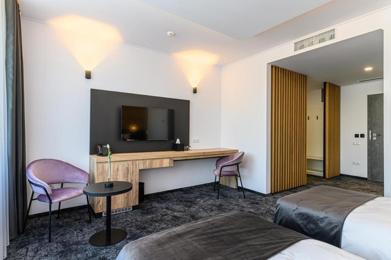 B The Hotel Sfantu Gheorghe  ภายนอก รูปภาพ