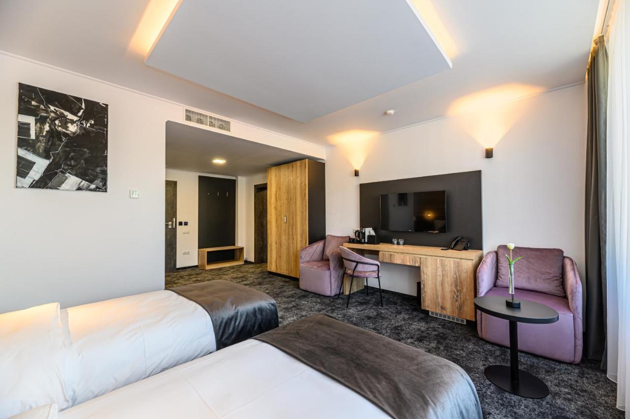 B The Hotel Sfantu Gheorghe  ภายนอก รูปภาพ