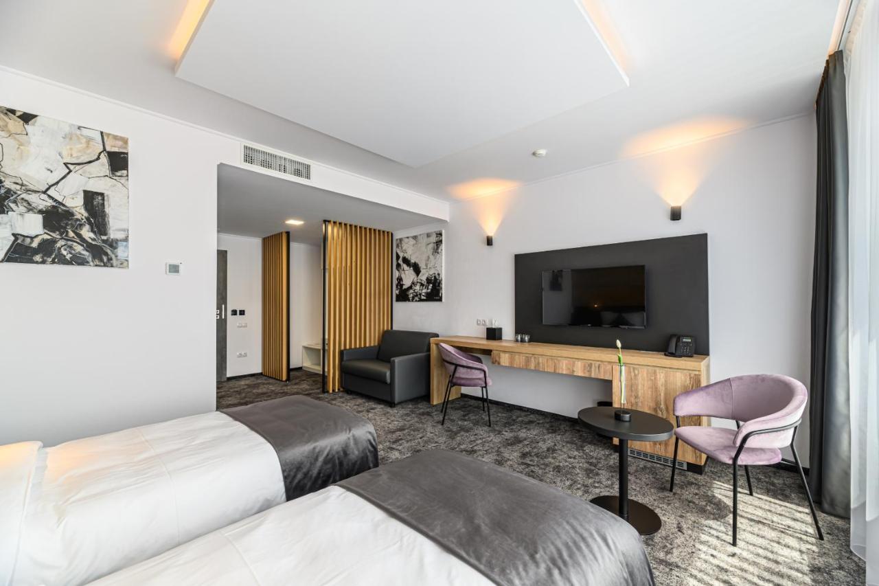 B The Hotel Sfantu Gheorghe  ภายนอก รูปภาพ