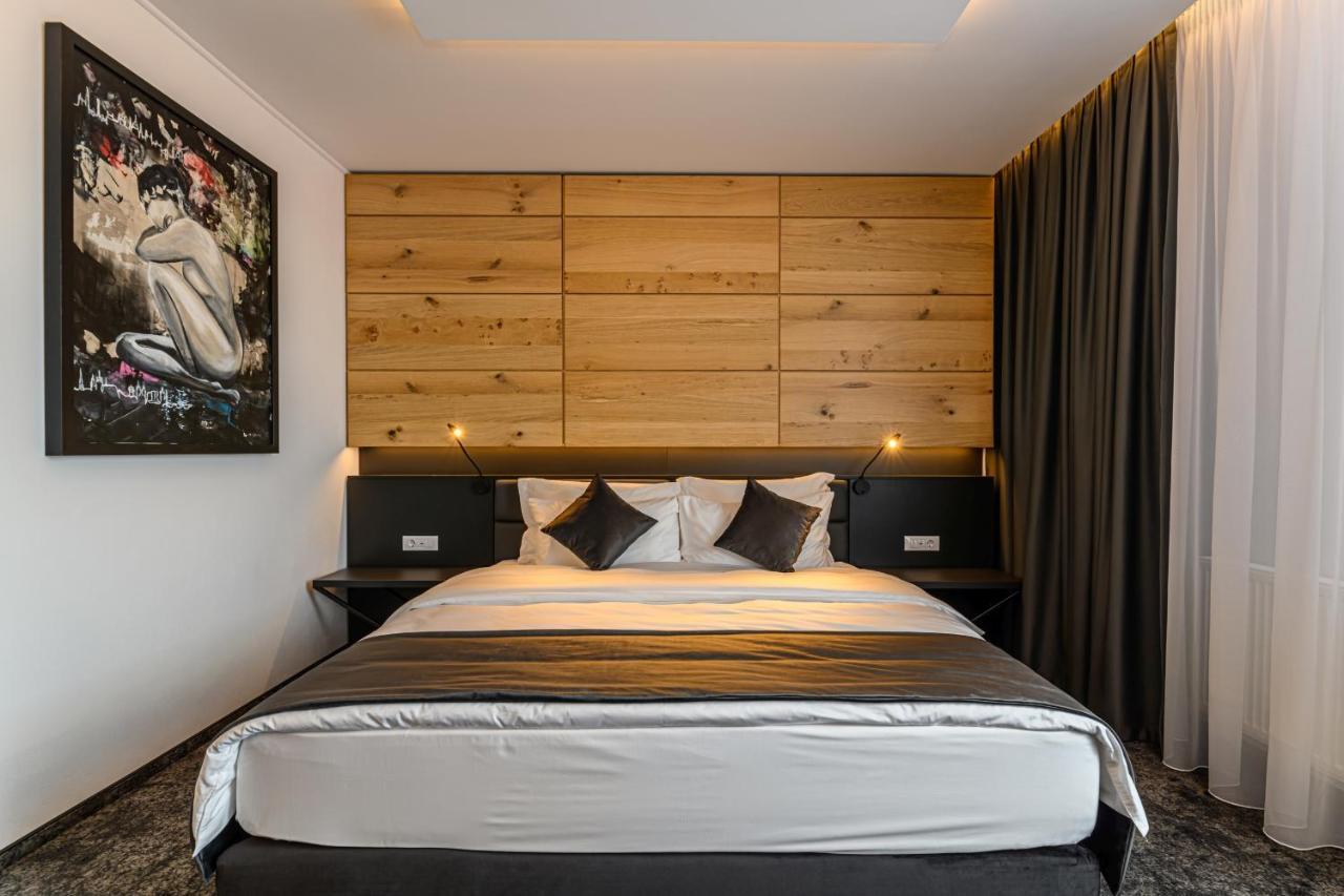 B The Hotel Sfantu Gheorghe  ภายนอก รูปภาพ