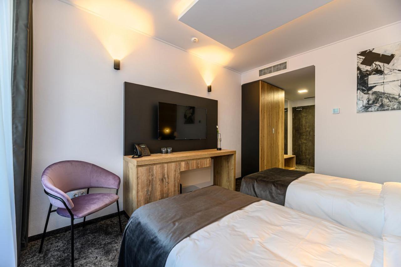 B The Hotel Sfantu Gheorghe  ภายนอก รูปภาพ