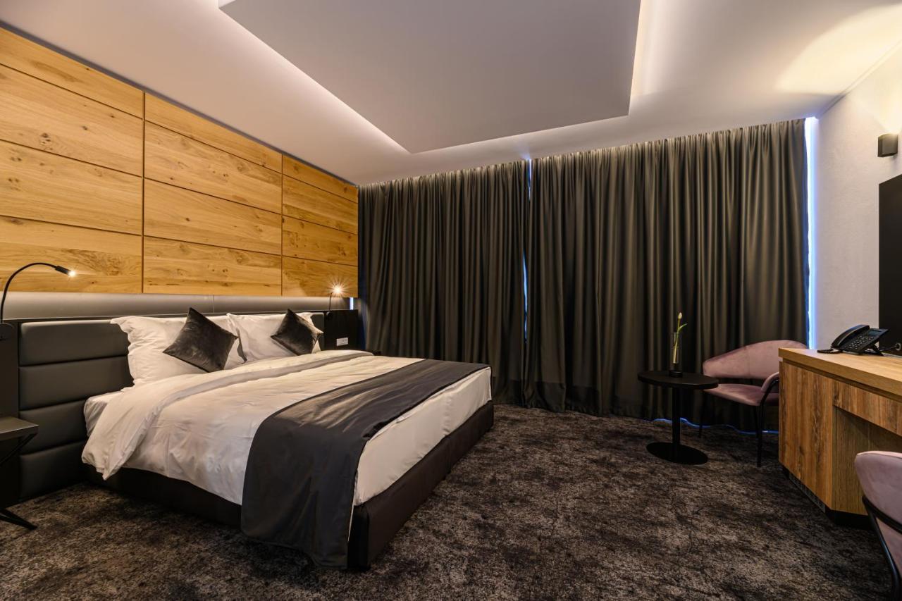B The Hotel Sfantu Gheorghe  ภายนอก รูปภาพ