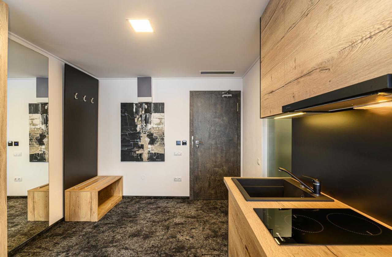 B The Hotel Sfantu Gheorghe  ภายนอก รูปภาพ