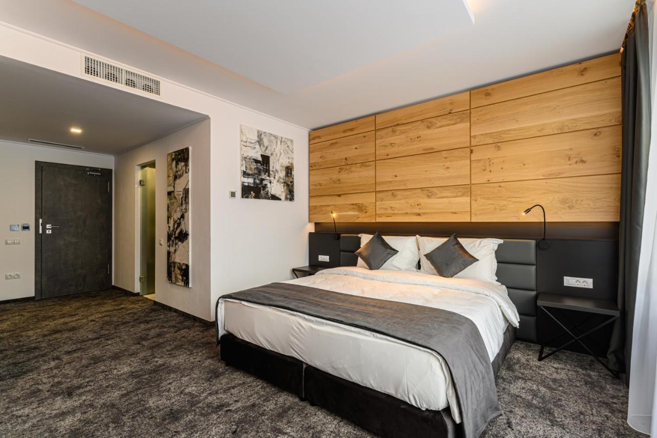B The Hotel Sfantu Gheorghe  ภายนอก รูปภาพ