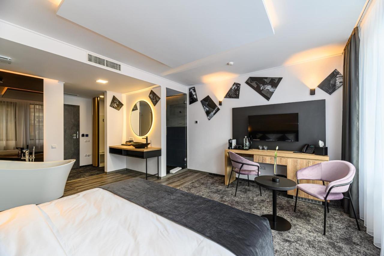 B The Hotel Sfantu Gheorghe  ภายนอก รูปภาพ