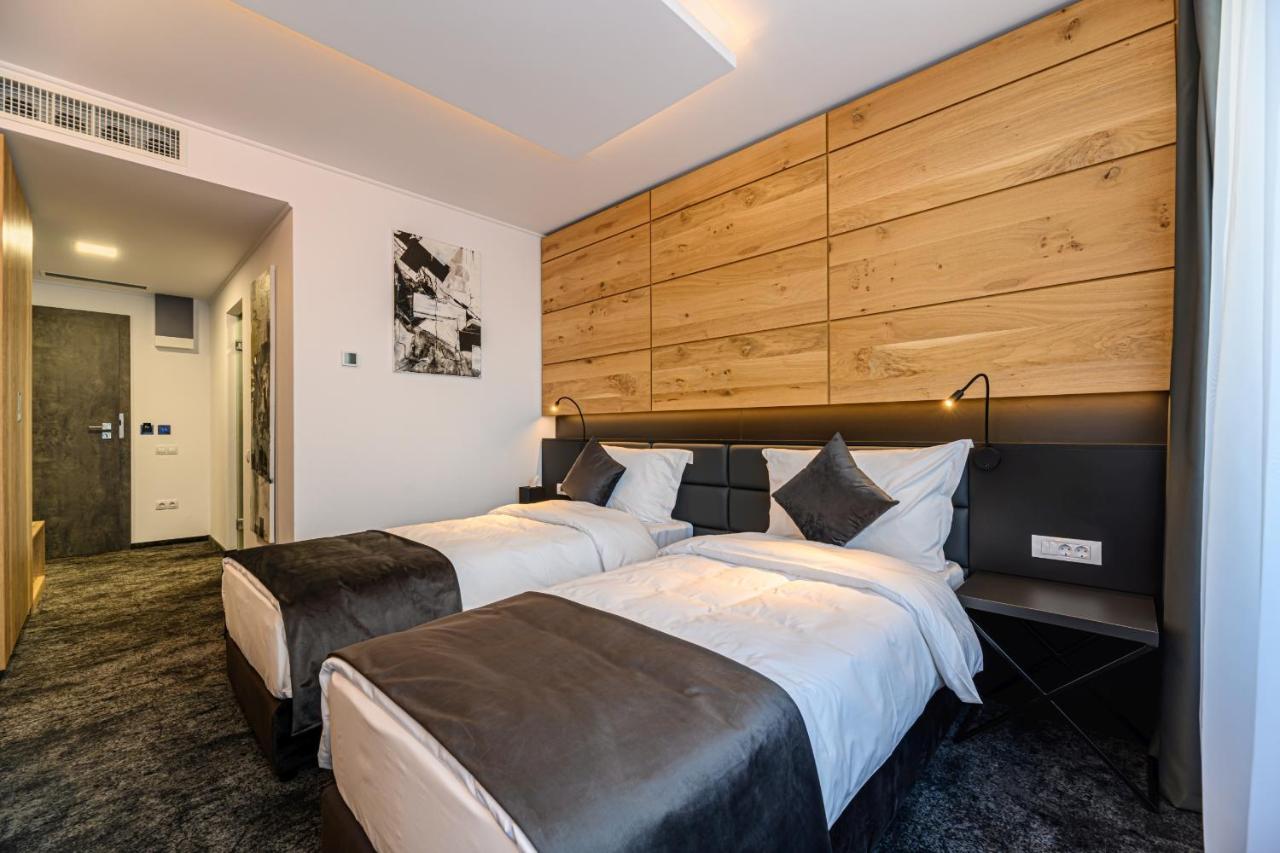 B The Hotel Sfantu Gheorghe  ภายนอก รูปภาพ