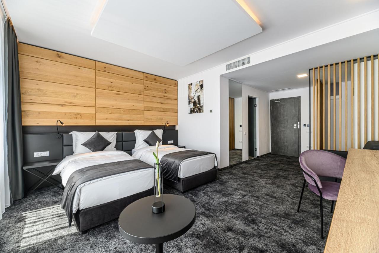 B The Hotel Sfantu Gheorghe  ภายนอก รูปภาพ