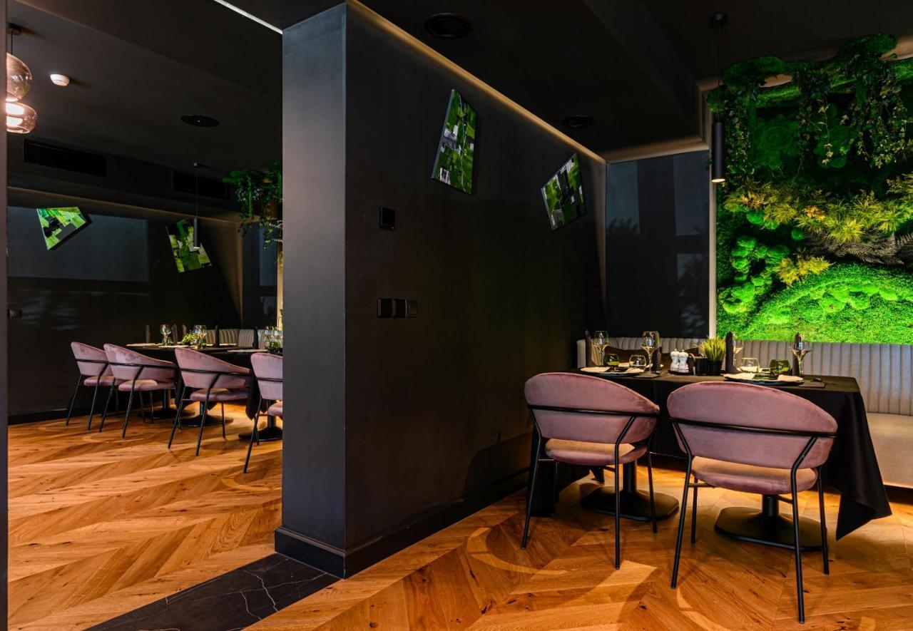 B The Hotel Sfantu Gheorghe  ภายนอก รูปภาพ