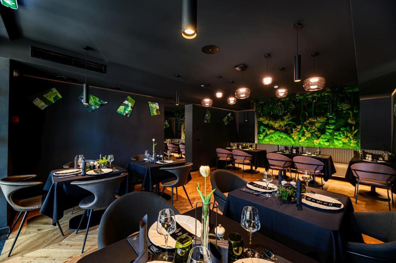 B The Hotel Sfantu Gheorghe  ภายนอก รูปภาพ